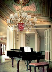 Позолоченная люстра с 12 белыми абажурами, красным стеклянным плафоном и хрустальными подвесками - pos/327