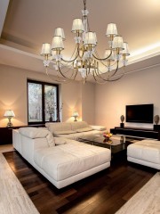 Люстра с 12 светлыми абажурами, длинными цепочками и стеклянным декором - pos/289