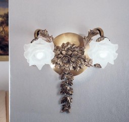 Двойное бра с белыми розами на декорированном каркасе - pos/367