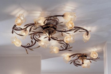 Темно-коричневая люстра с позолоченными листьями и плафонами в форме цветков - pos/055