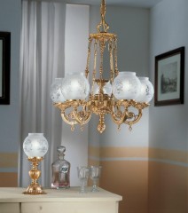 Позолоченная люстра с 5 круглыми плафонами из белого сатинированного стекла с узорами - pos/376