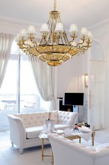 Большая люстра с корзиной из декорированного янтарного стекла и 16 белыми абажурами - pos/299