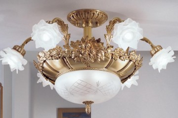 Люстра с белыми плафонами на позолоченном каркасе с растительным декором - pos/366