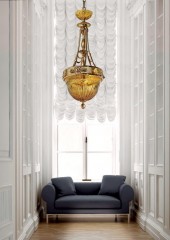 Позолоченная подвесная люстра с плафоном из декорированного стекла янтарного оттенка - pos/313