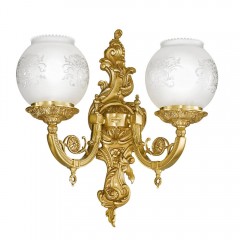 Позолоченное фигурное бра с 2 круглыми плафонами из белого стекла с узорами - pos/378