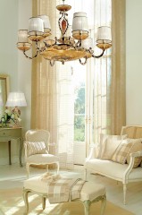 Люстра из муранского стекла золотистого оттенка с 9 белыми плиссированными абажурами - pos/357