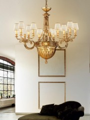 Позолоченная люстра для гостиной с 15 светлыми абажурами и плафоном из янтарного стекла - pos/324