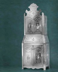 Вертикальный зеркальный буфет с фигурным топом и сюжетными рисунками - adm/260