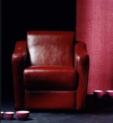 Компактное кресло в кожаной обивке вишневого оттенка - bst/095