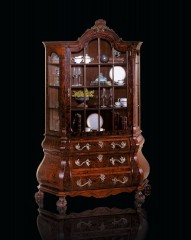 Классическая фигурная витрина из массива с глухой нижней частью - mar/119