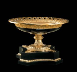 Черная ваза на фигурном основании с позолоченным декором - mar/653