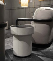 Столик в серой кожаной обивке со стеклянной черной столешницей - fmi/255