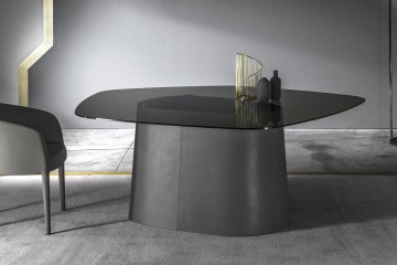 Ассиметричный стеклянный стол на основании в серой кожаной обивке - mrz/040