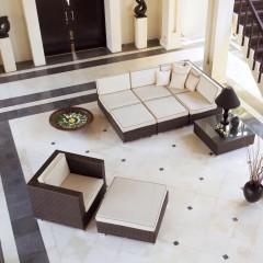 Угловой диван с кремовыми подушками на плетеном основании цвета мокко - sld/173