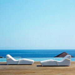 Объемный мягкий белоснежный шезлонг с открытыми подлокотниками - sld/175