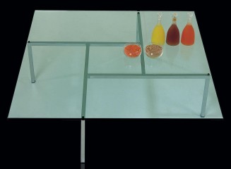 Квадратный стеклянный стол на хромированном геометрическом подстолье - lof/426
