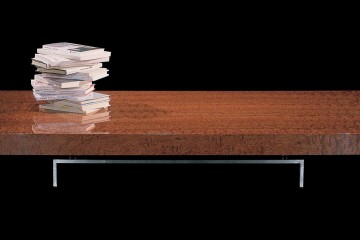 Массивный глянцевый стол орехового оттенка на стальном основании - lof/280
