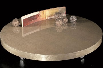 Низкий стол с массивной круглой столешницей песочного оттенка - lof/288