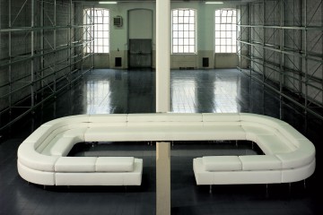 Большой белый кожаный диван для просторного холла - lof/551