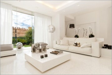 Современная белая гостиная с черными и серебристыми акцентами - fmf/008