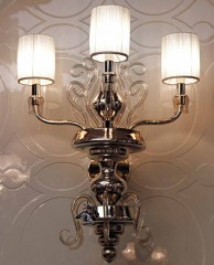 Бра с 3 белыми плафонами на фигурном стеклянном основании - scd/020