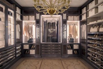 Черная гардеробная с резным декором и бежевыми акцентами - prg/220