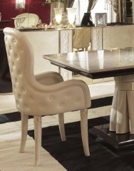 Стул с декорированной фигурной спинкой в кожаной обивке цвета слоновой кости - tur/287
