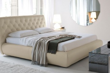 Кожаная кровать цвета слоновой кости с каретной стяжкой на изголовье - ctn/444