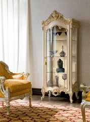 Белая витрина с фигурным топом и колированной рельефной резьбой - slk/032