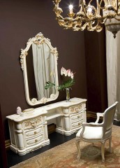 Настенное зеркало в резной белой раме с разноцветными акцентами - slk/064