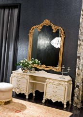 Зеркало с фигурным топом в резной позолоченной раме - slk/154