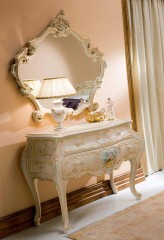 Фигурное настенное зеркало в резной раме цвета слоновой кости - slk/049