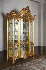 Резная позолоченная витрина с фигурным топом - slk/237