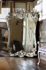 Напольное зеркало в резной белой раме с позолоченными акцентами - slk/120