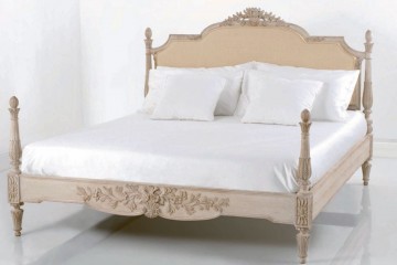 Бежевая кровать на резном каркасе с угловыми столбиками - che/313
