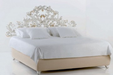 Бежевая кровать с ажурным резным изголовьем - che/324