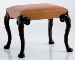 Кожаный пуф орехового оттенка на резных ножках-кабриолях - che/102