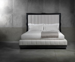 Белая кожаная кровать на черном каркасе - che/339