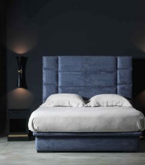 Кровать со стеганым изголовьем в синей бархатной обивке - che/338