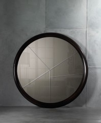 Круглое дизайнерское зеркало в черной глянцевой раме - che/234