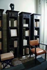 Узкий стеллаж с бронзовой буквой - che/269