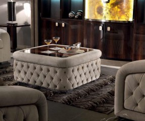 Квадратный стол в бежевой кожаной обивке с каретной стяжкой - bdl/164