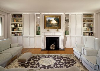 Белая гостиная с камином и встроенными шкафами - fmf/002