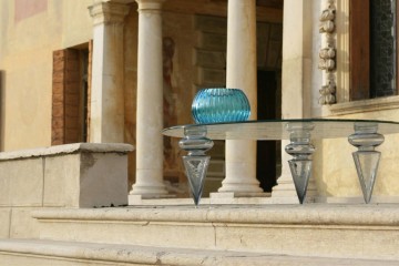 Круглый стеклянный столик на 3 фигурных ножках - rfa/373