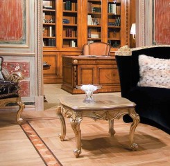 Золотистый столик на резном подстолье с фигурными ножками - ezb/413