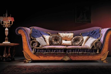 Темно-ореховый тонированный столик на резном подстолье - ezb/567