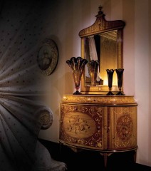 Зеркало в декорированной ореховой раме с фигурным топом - ezb/672