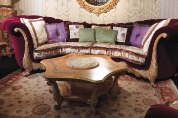 Стол с резными ножками и фигурной шестиугольной столешницей - ezb/415