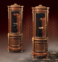 Узкая темно-ореховая витрина с позолоченной резьбой и инкрустацией - ezb/435