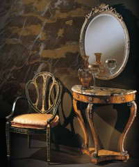 Настенное овальное зеркало в патинированной позолоченной раме с резным топом - ezb/709